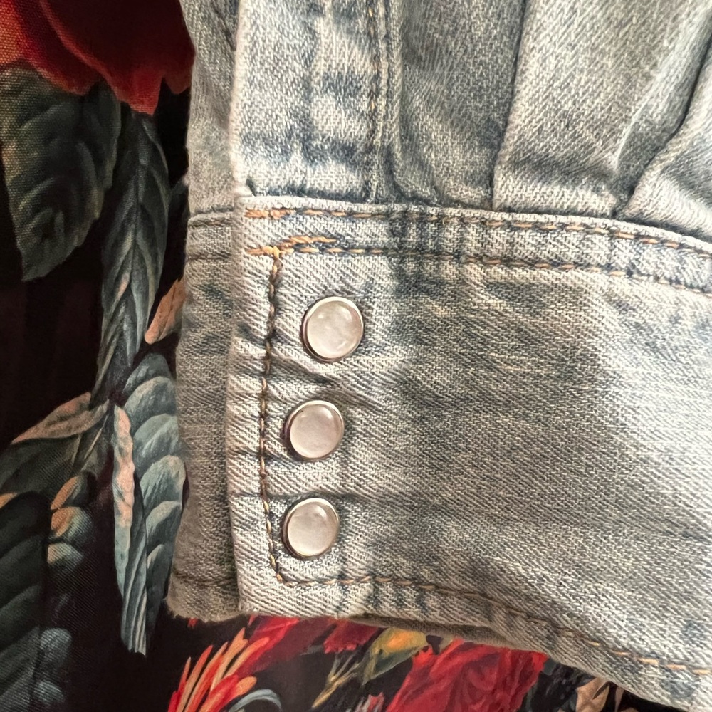 SOLD SOLD SOLD Levi’s button up denim western shirt - Picture 4 of 5